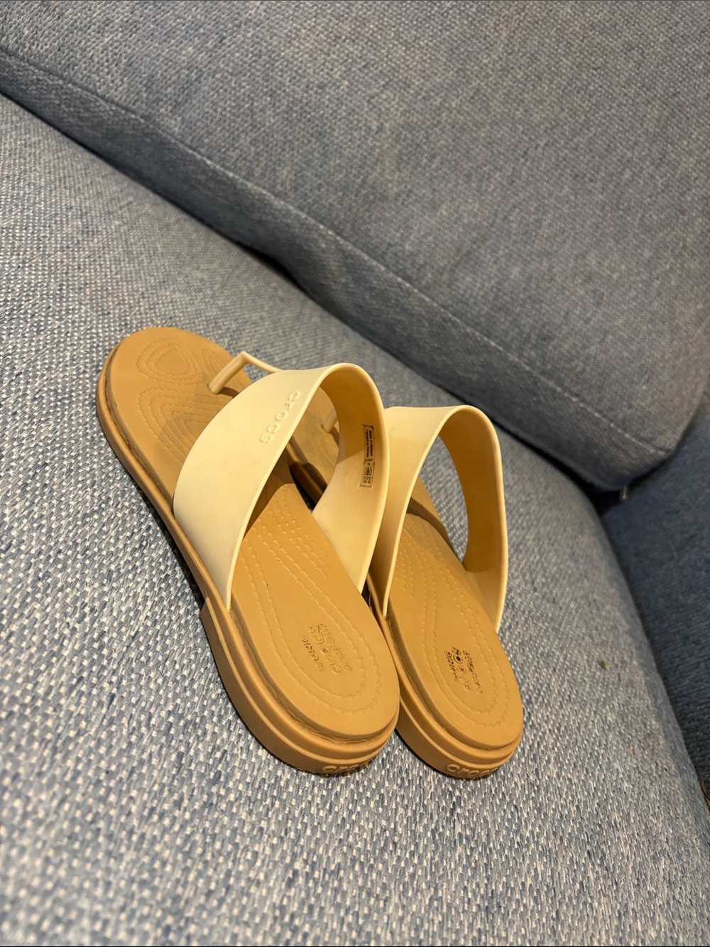 Crocs tulip flip flops! Women’s 6 - Picture 4 of 7